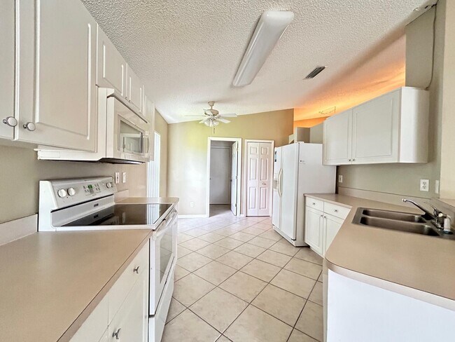 Building Photo - 4760 Manchester Dr