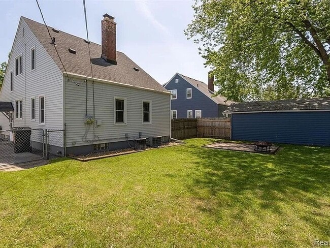 Building Photo - Walking Distance from Downtown!!!