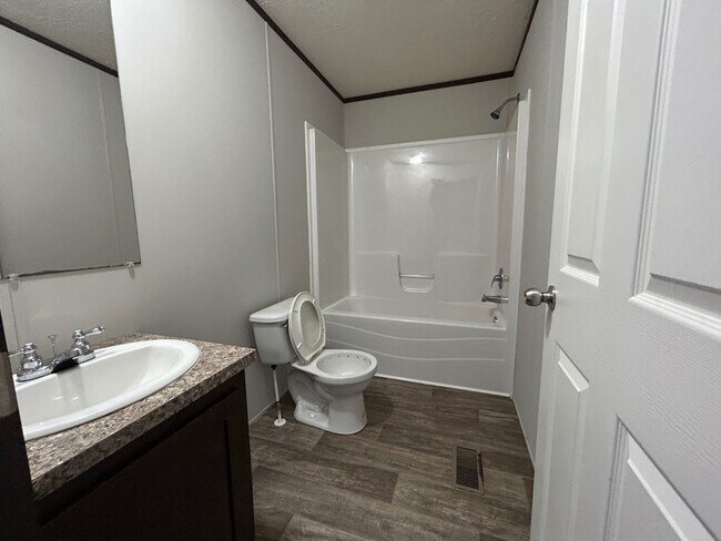 Building Photo - 733 Ascot Cir
