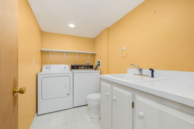 Building Photo - 1828 N 163rd St