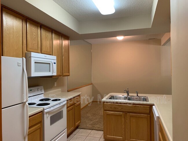 Building Photo - 1215 S 52nd St