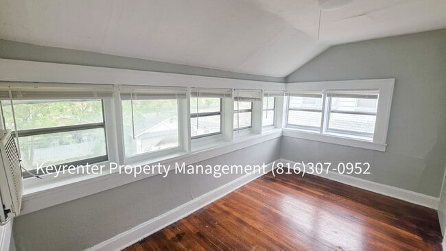 Building Photo - 2 Bed 1 Bath rare to rent!