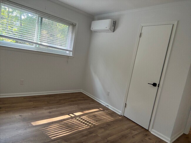 Building Photo - 824 Linbard Ln