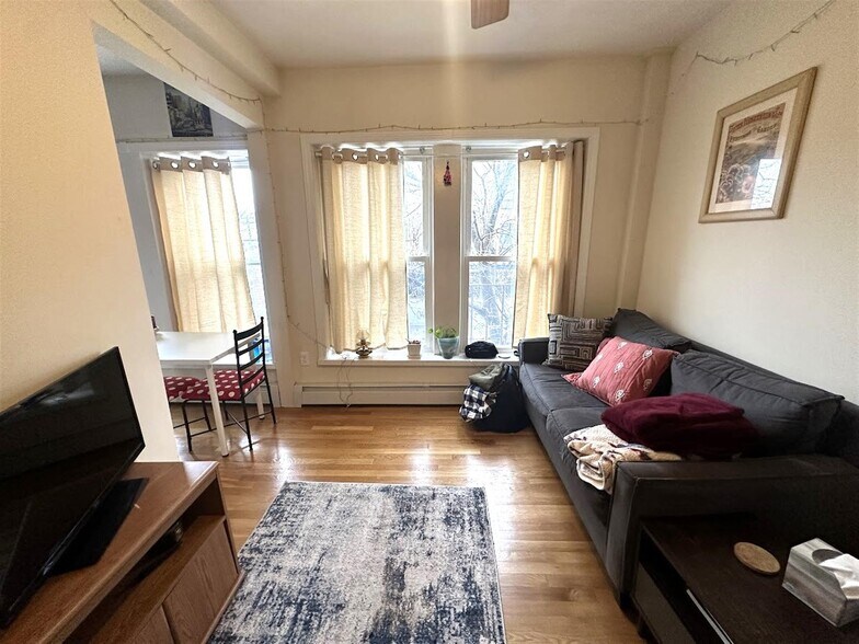 Building Photo - 1056 Cambridge St