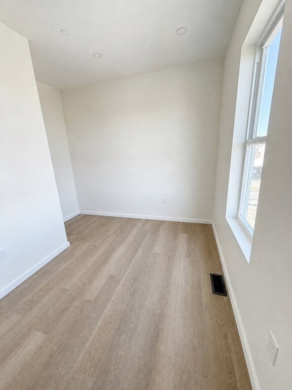 Building Photo - 546 Saratoga St