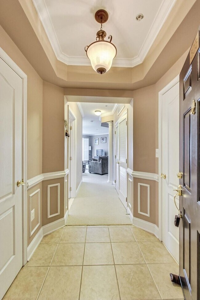 Building Photo - Beautiful two bedroom, two bathroom unit l...