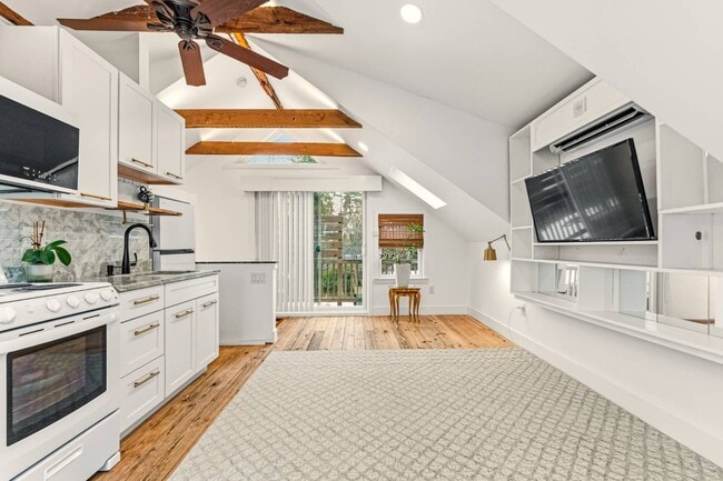 Building Photo - 264 Lake St