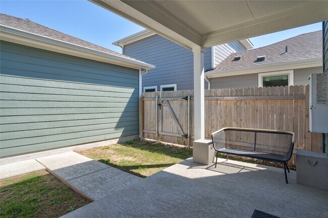 Building Photo - 1656 Artesian Spgs Xing