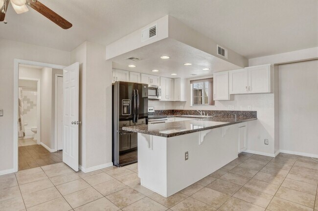 Building Photo - Upgraded 2 bedroom 2 bath upstairs condo 1 WEEK FREE RENT