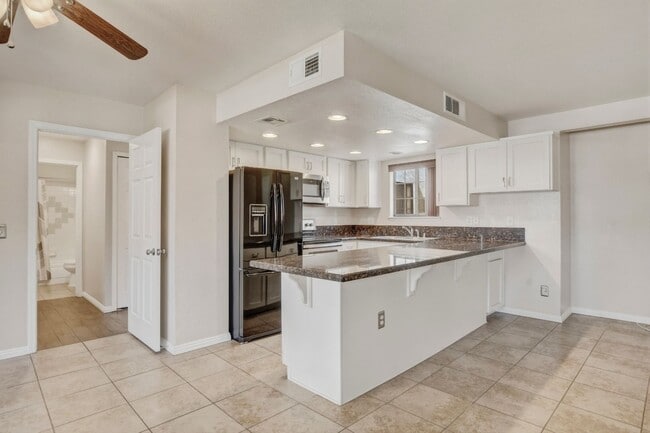 Building Photo - Upgraded 2 bedroom 2 bath upstairs condo