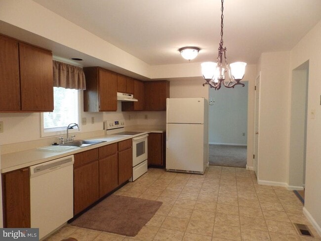 Building Photo - 211 Green Valley Way