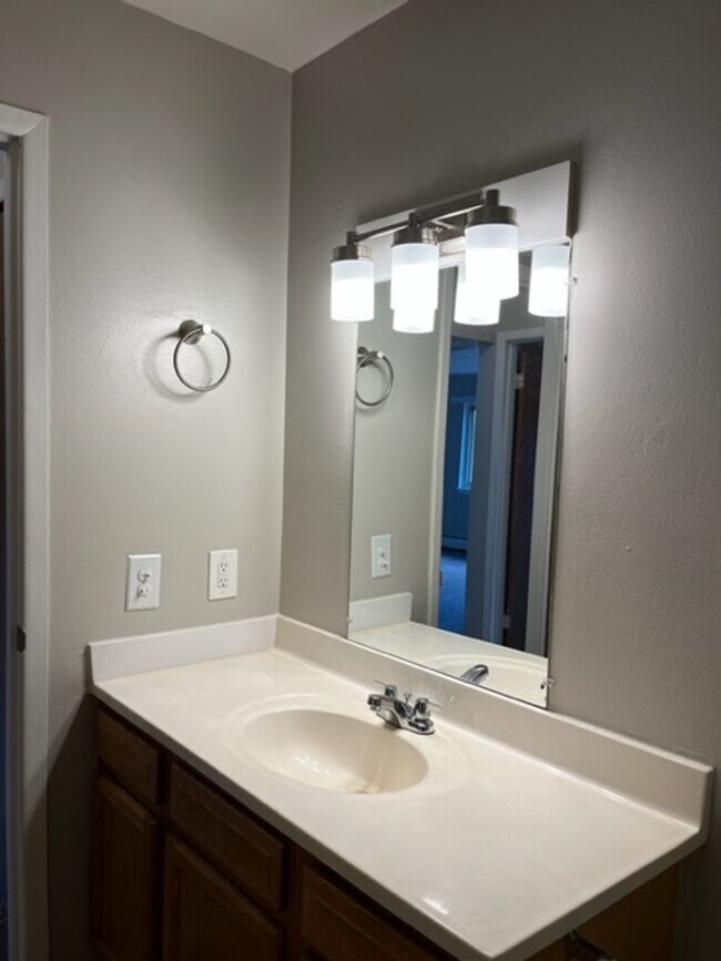 Building Photo - Charming 1 bedroom/1 bathroom apartment ne...