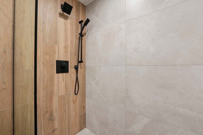 Building Photo - 2344 W Polk St