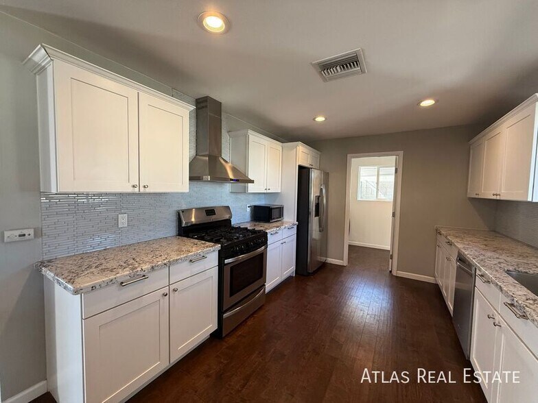 Building Photo - 6820 E Pinchot Ave