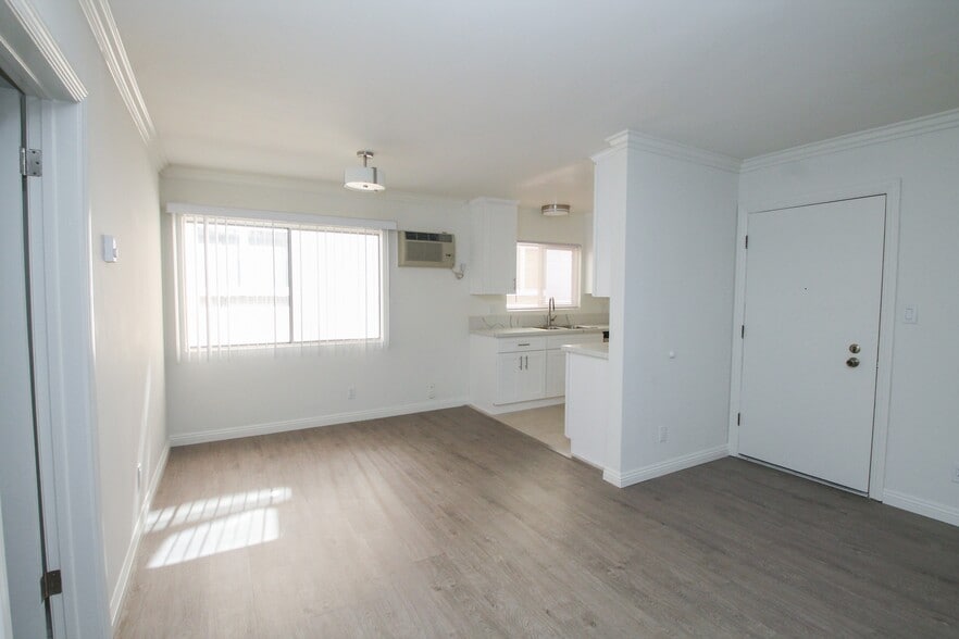 Building Photo - 9319 Alcott St