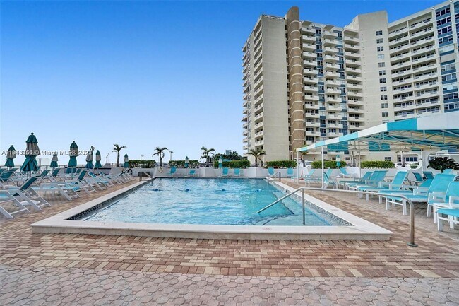 Building Photo - 3140 S Ocean Dr