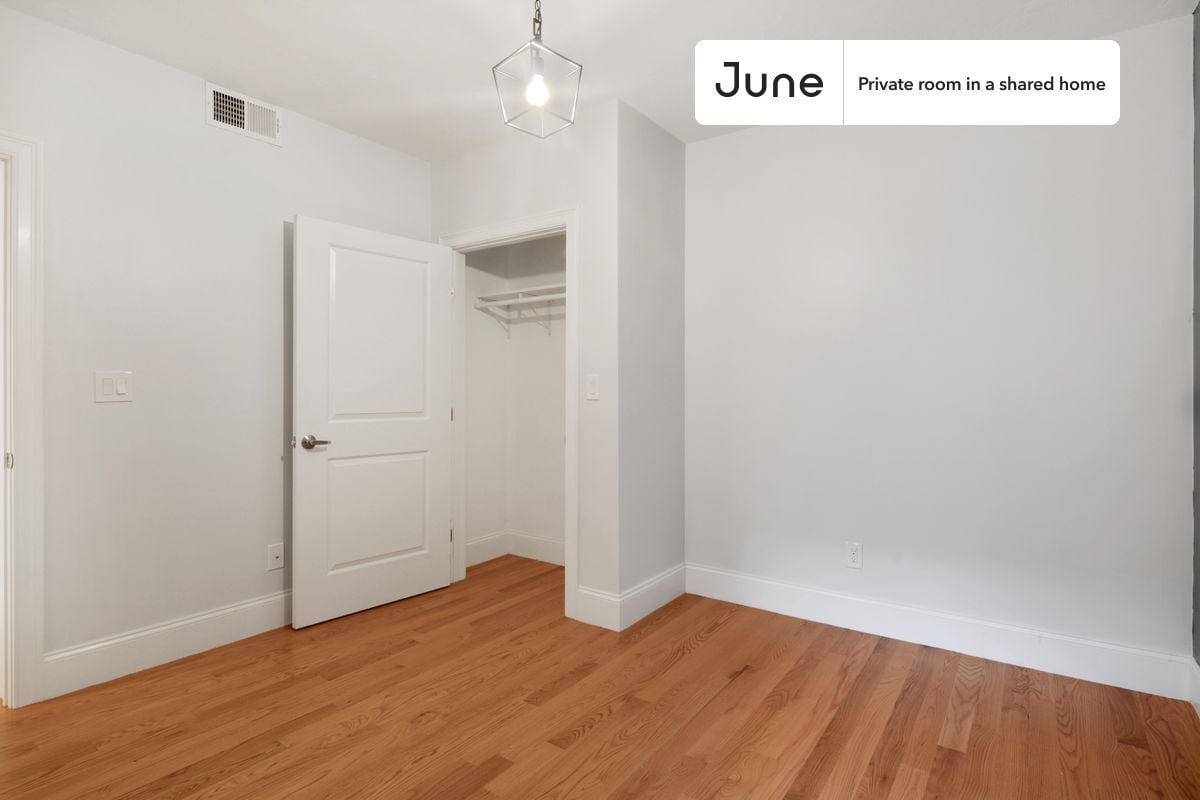Building Photo - Room in Shared 5 bed/2 bath home in Allston