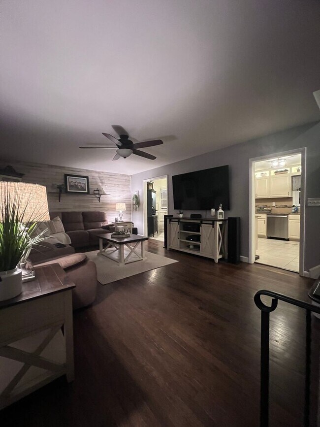 Building Photo - 724 Anna Pl