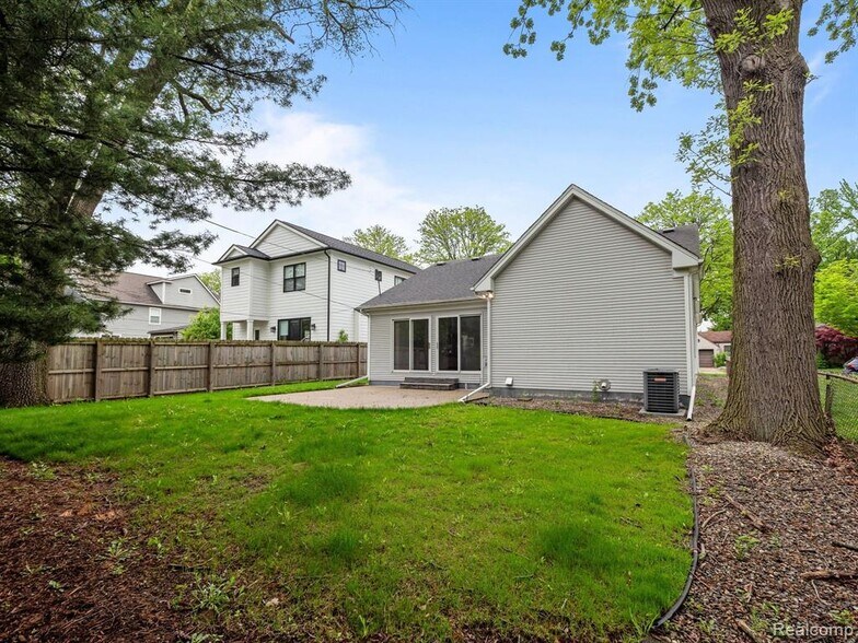 Building Photo - 1888 Webster St