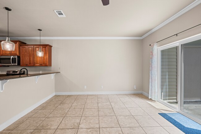 Building Photo - 4 Bed Navarre Townhome in Pool Community