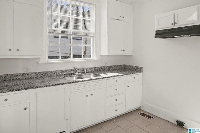 Building Photo - 1811 Fairfax Ave