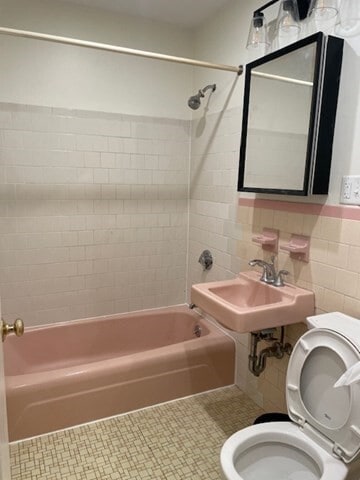 Building Photo - 25 Custer St