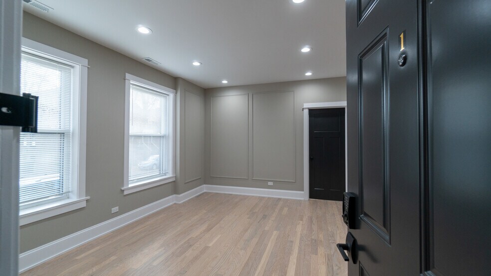 Building Photo - 5404 N Paulina St