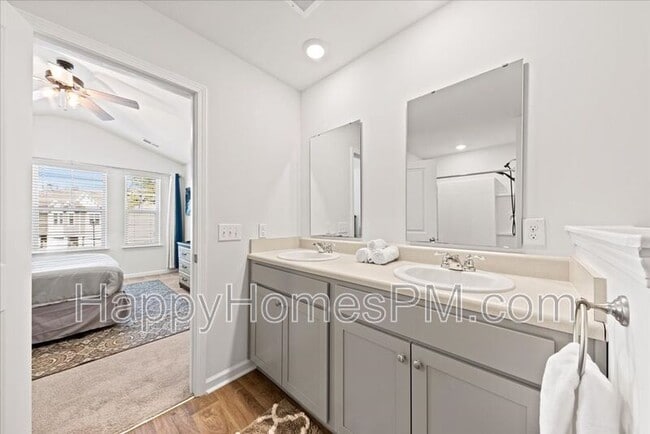 Building Photo - 4698 Palm View Cir