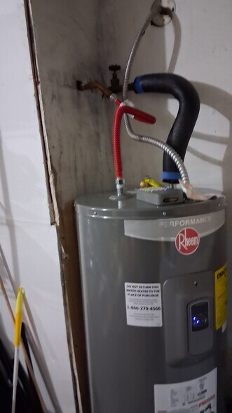 Building Photo - 1825 C Pl SE