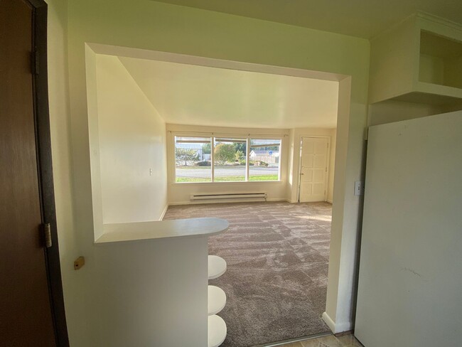 Building Photo - Comfortable 2 Bedroom 1 Bathroom Home with...