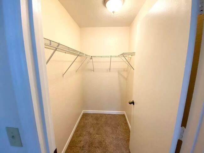 Building Photo - 2550 N Alafaya Trail