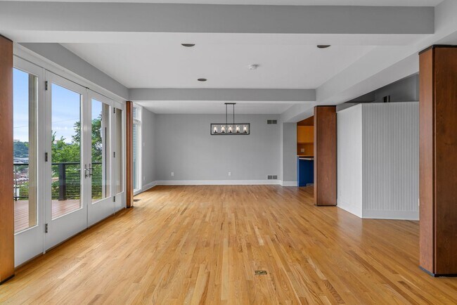 Building Photo - *Beautifully Updated & Spacious 4BD/2.5BA Single Family Home Available in South Side Slopes*