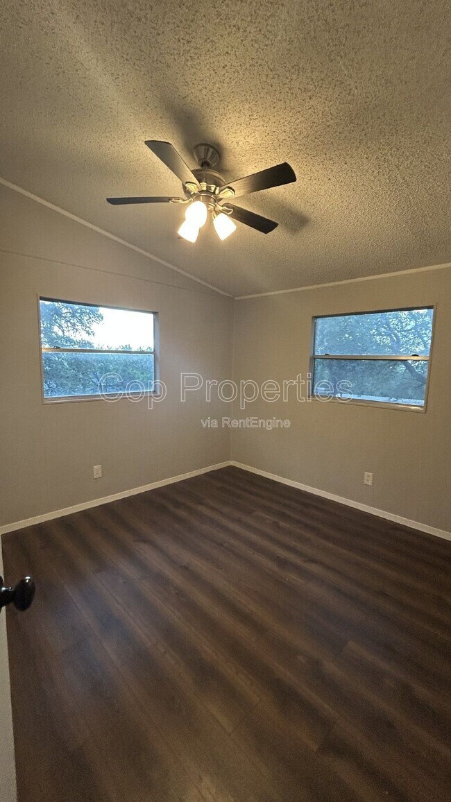 Building Photo - 537 Tamarack Dr
