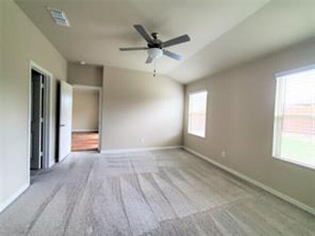 Building Photo - 3 Bedroom with Flex Space Available NOW!