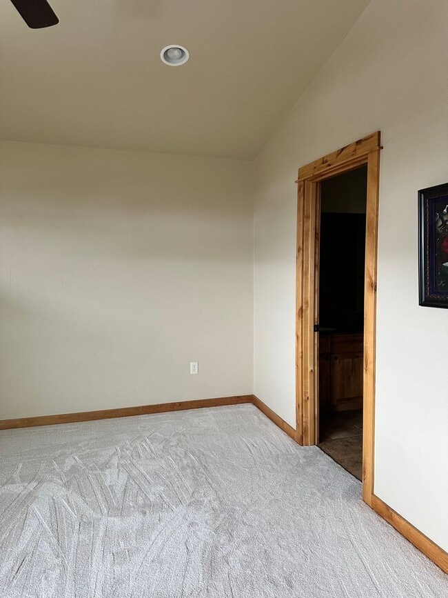 Building Photo - Large Beautiful Condo with Many Upgrades!!