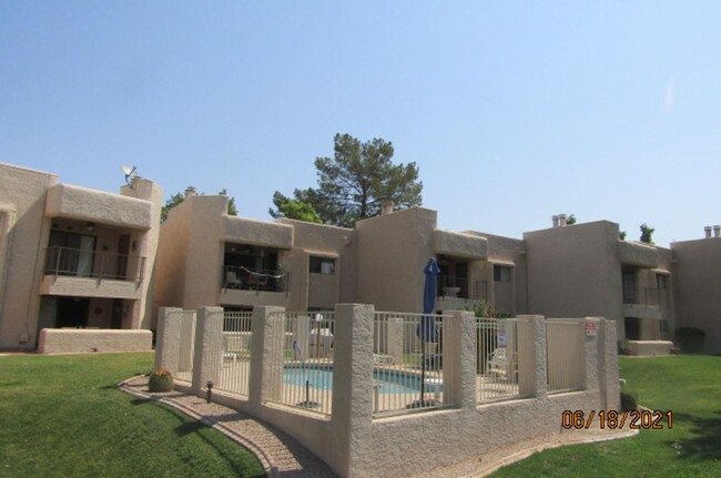 Building Photo - 2 bed 2 bath condo on Golf Course.