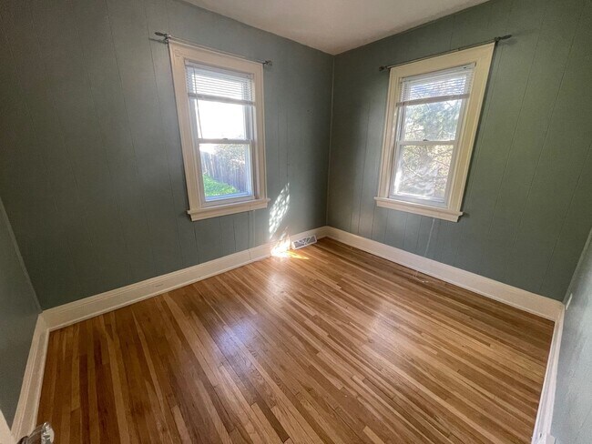 Building Photo - Incredible Lake Views-Spacious 6 Bedroom Home