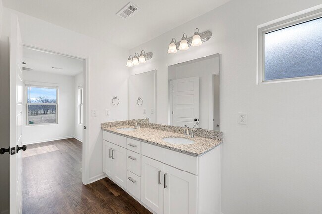 Building Photo - $1299 OFF RENT FOR THE FIRST 3 MONTHS!