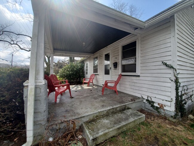 Building Photo - Detached 3 bedroom, 1 Bath Single Family H...