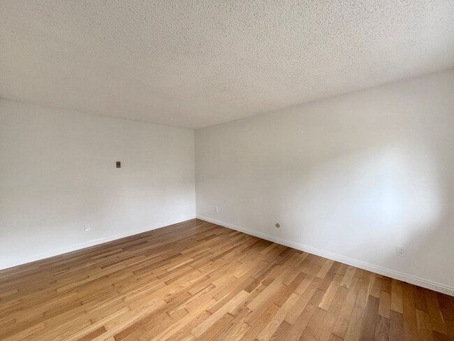 Building Photo - Charming 3BD/3BA Townhouse in University C...
