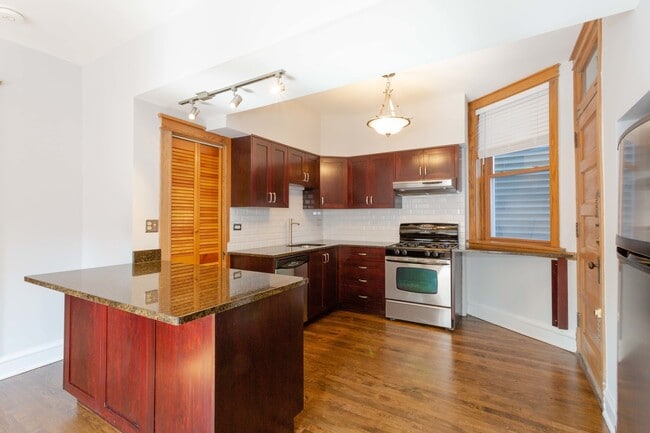 Building Photo - 3338 N Wolcott Ave