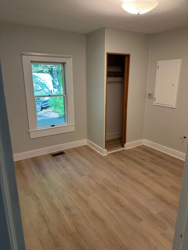 Building Photo - Coming up 810/25 Modest private home