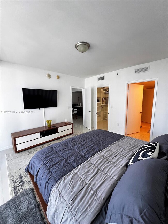 Building Photo - 475 Brickell Ave