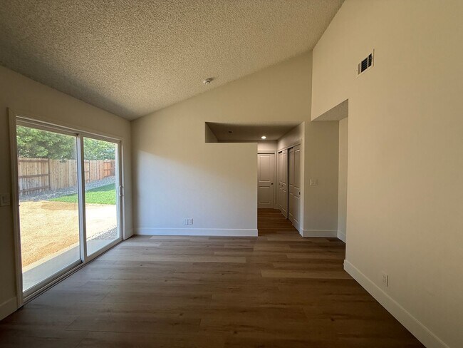 Building Photo - 1120 Village Dr