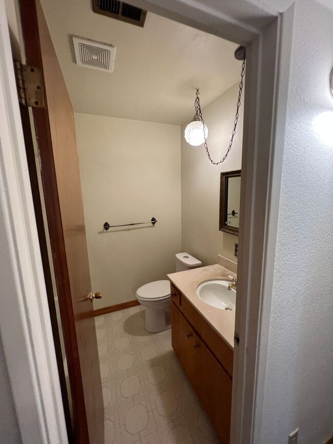 Building Photo - 9866 Hillview Dr