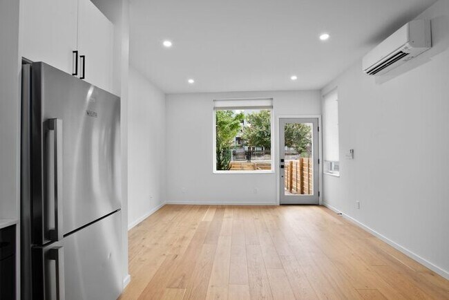 Building Photo - West Seattle Townhome with Air Conditionin...