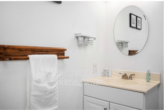 Building Photo - 11 Endicott Ln