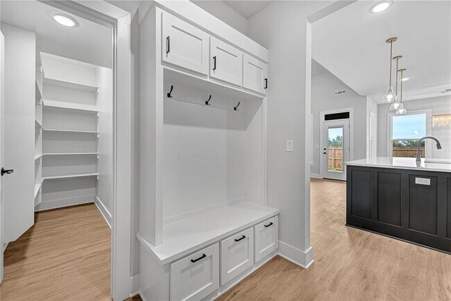 Building Photo - 1850 Momi St