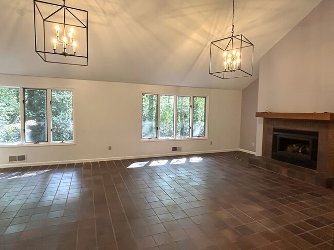 Building Photo - Spacious Contemporary Home in a Private Wo...