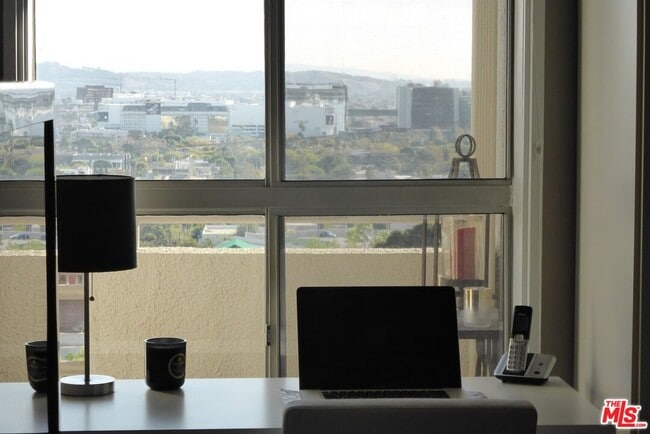 Building Photo - 1131 Alta Loma Rd